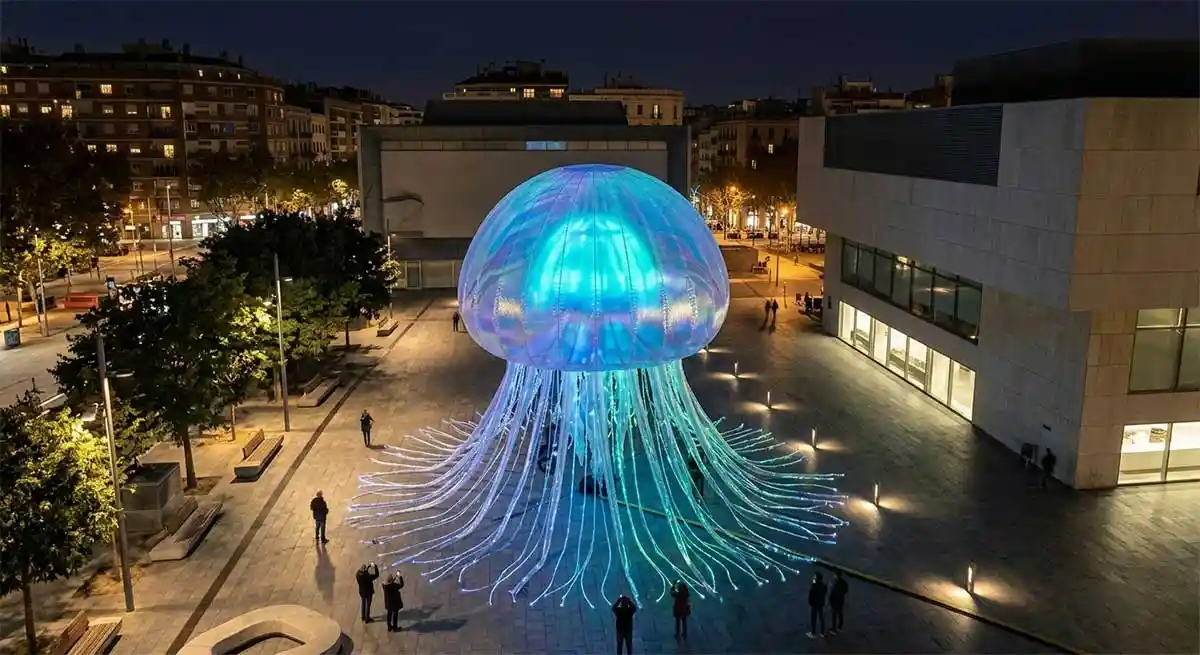 “Cosmic Jellyfish” — Bioluminescent Inflatable Marine Sculpture - 2