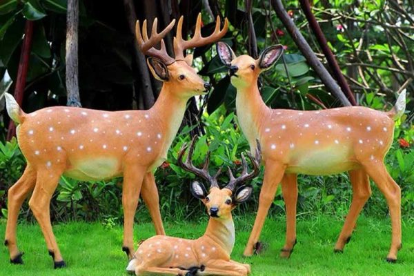 Fiberglass Lifelike Sika Deer Sculptures for Landscape Enhancement