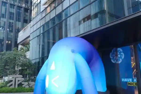The Urban Dreamer – Giant Luminescent IP Inflatable Sculpture