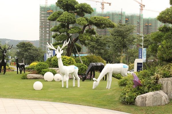 Serene White Deer — Pure Color FRP Animal Sculpture Set for Residential Park