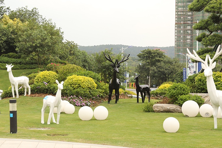 Serene White Deer — Pure Color FRP Animal Sculpture Set for Residential Park - 1
