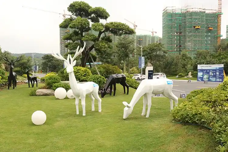 Serene White Deer — Pure Color FRP Animal Sculpture Set for Residential Park - 2