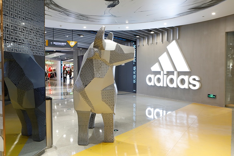 Faceted Canine — Abstract Geometric FRP Dog Sculpture for Modern Commercial Plaza - 5