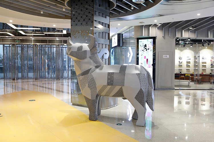 Faceted Canine — Abstract Geometric FRP Dog Sculpture for Modern Commercial Plaza - 3