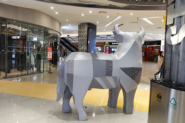 Faceted Canine — Abstract Geometric FRP Dog Sculpture for Modern Commercial Plaza - 2