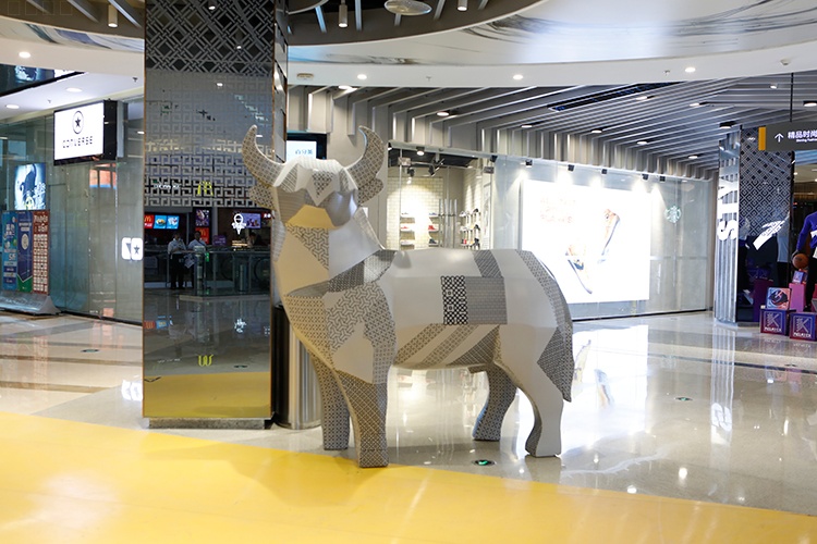 Faceted Canine — Abstract Geometric FRP Dog Sculpture for Modern Commercial Plaza - 4