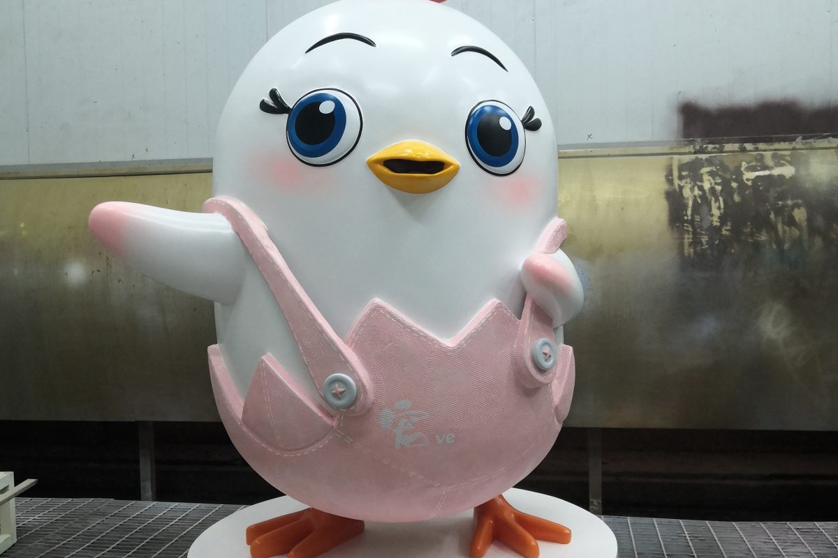Cartoon Chicken Kai Ai — Adorable FRP Chicken Sculptures for Events and Displays - 1
