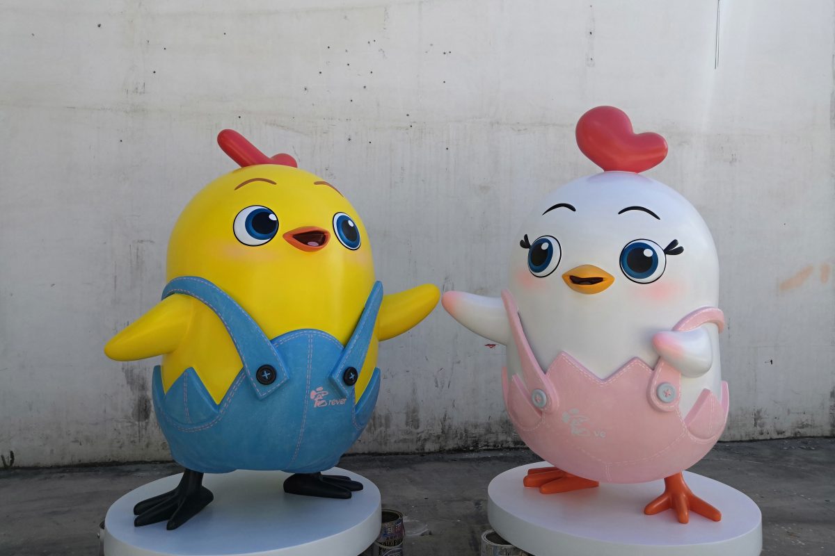 Cartoon Chicken Kai Ai — Adorable FRP Chicken Sculptures for Events and Displays - 4